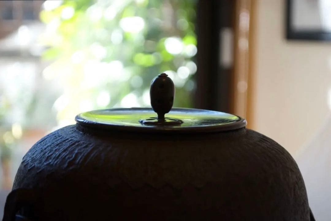 侘びと雅をたたえる銘釜 忠三郎 作 × 東玉堂箱書付　侘びを纏う上質な茶釜