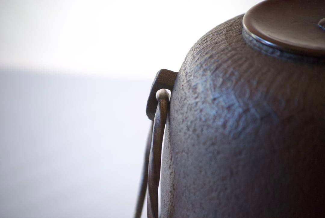 侘びと雅をたたえる銘釜 忠三郎 作 × 東玉堂箱書付　侘びを纏う上質な茶釜