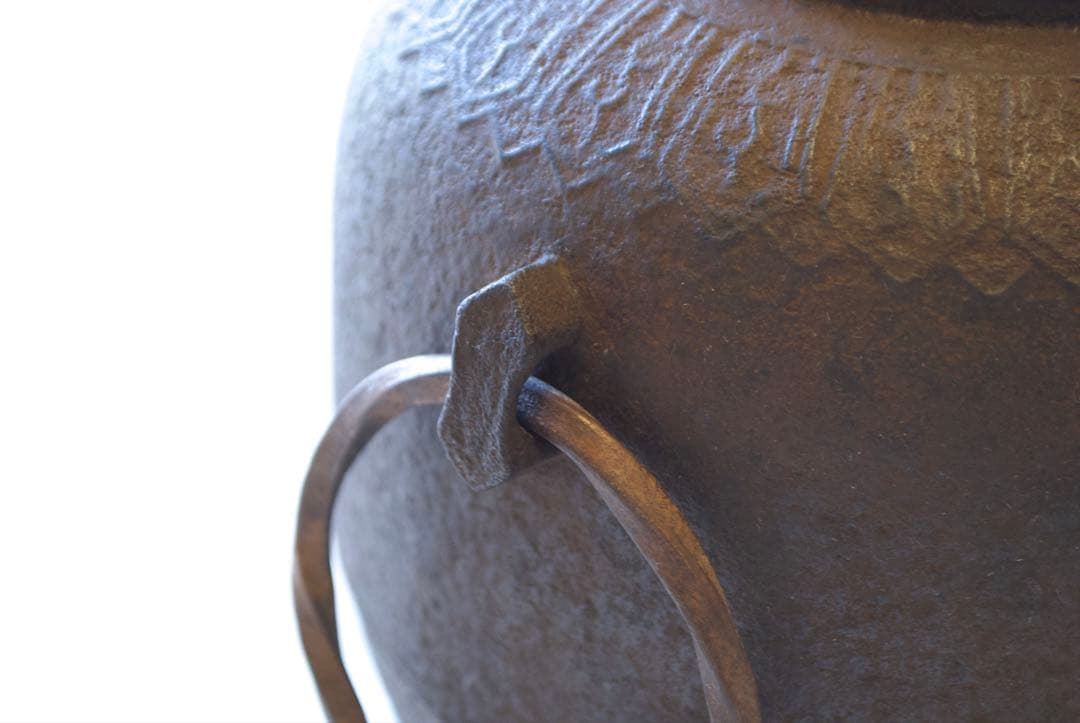 侘びと雅をたたえる銘釜 忠三郎 作 × 東玉堂箱書付　侘びを纏う上質な茶釜