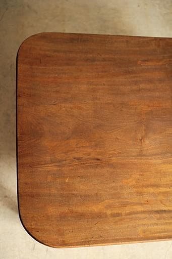 古い木製無垢材のテーブル