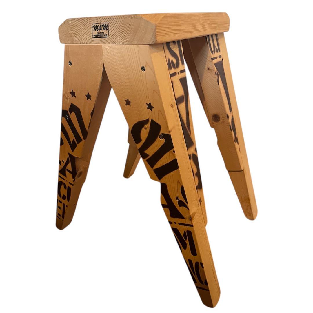 M&M CUSTOM PERFORMANCE FURNITUREロゴ入りスツール