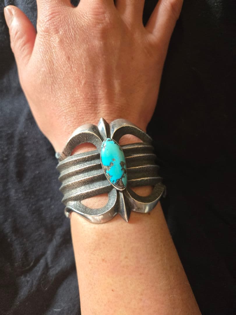 ♦ナバホ族♦ケビンヤジー　トゥファーキャストバングル