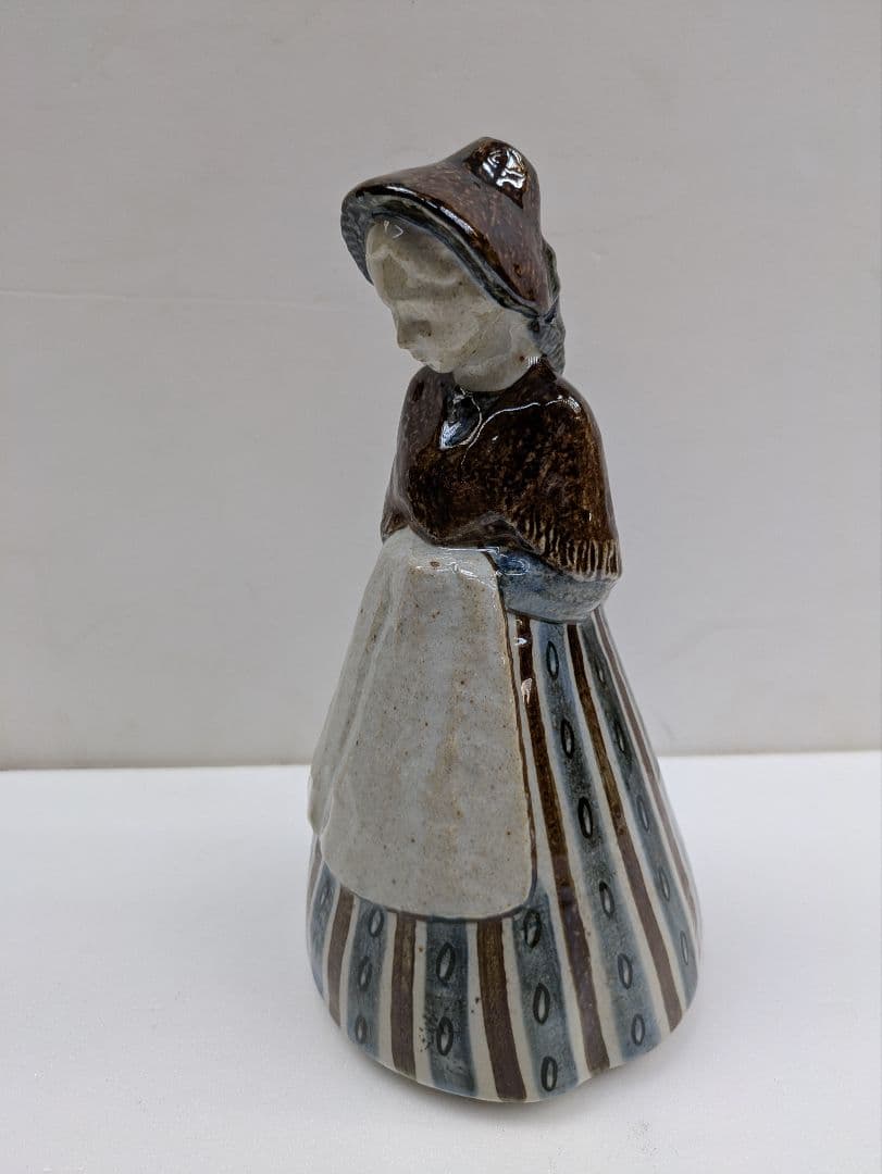 ビング＆グロンダールの大きなヴィンテージ磁器の置物 - 民族衣装を着た女性