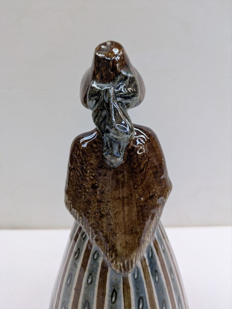 ビング＆グロンダールの大きなヴィンテージ磁器の置物 - 民族衣装を着た女性