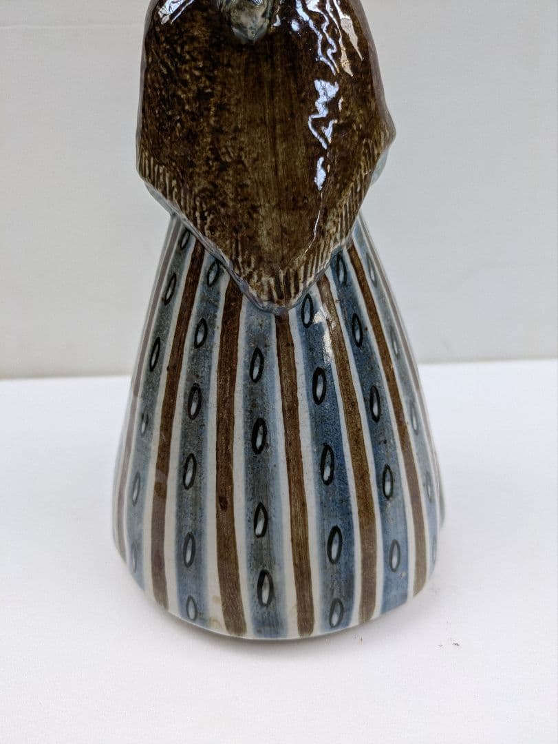 ビング＆グロンダールの大きなヴィンテージ磁器の置物 - 民族衣装を着た女性