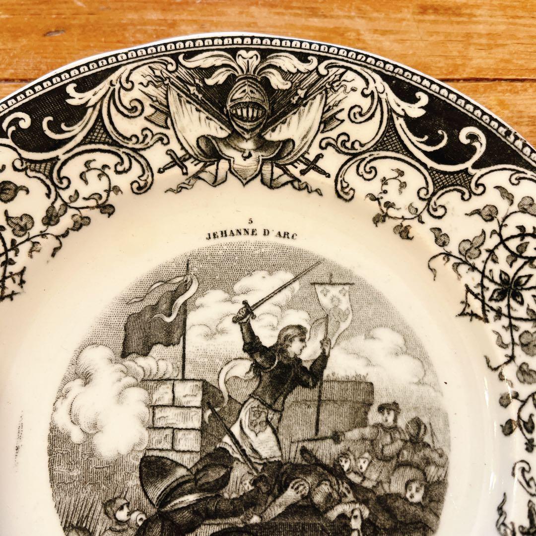 B クレイユエモントロー　ジャンヌダルクのデザートプレート
