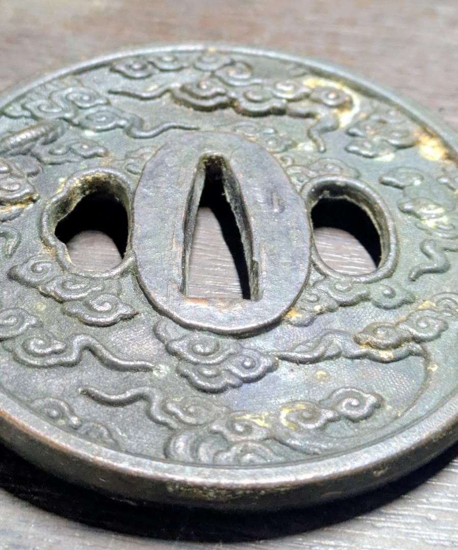 江戸中期 鉄地 雲龍図 丸形鍔 直径約80mm 重量136g 刀装具