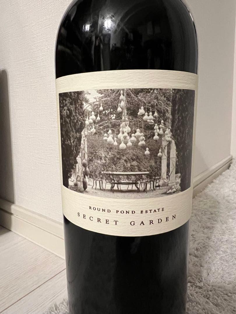 <ラウンドポンド>ワイナリーのシークレットガーデンワイン