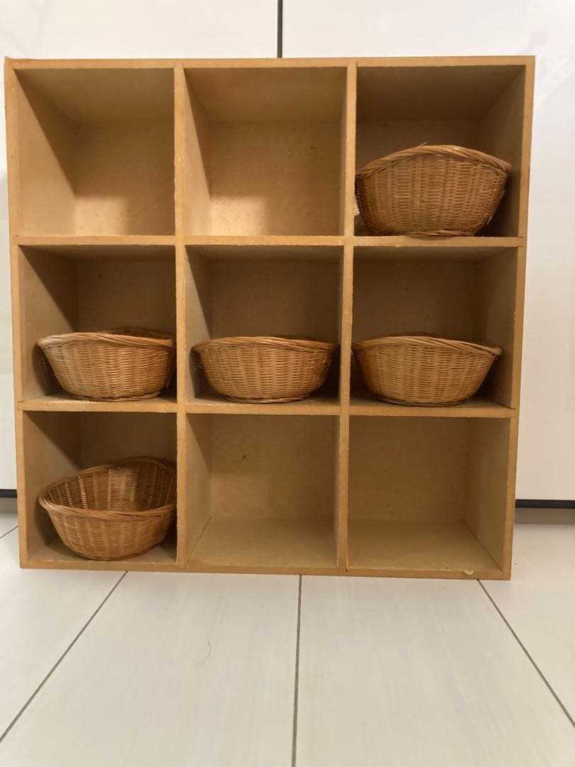 2割お値下げ40年前ブロカント購入ディスプレイラック飾り棚マス目箱柳カゴ5個つき