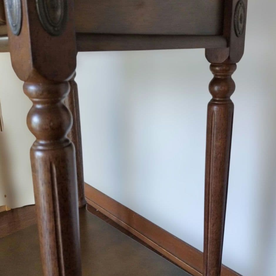 マレーシア製 クラシック 木製サイドテーブル　引き出し付き／アンティーク調