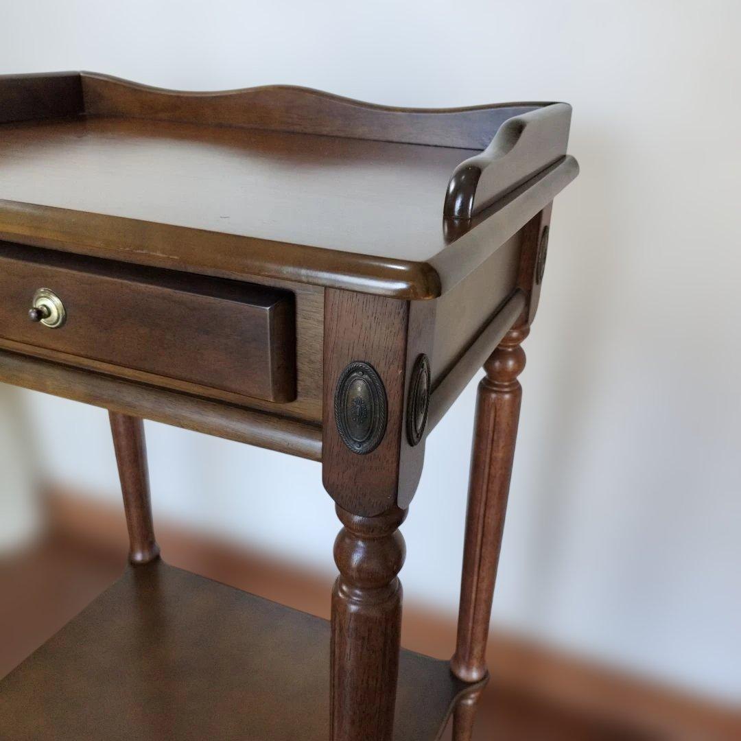 マレーシア製 クラシック 木製サイドテーブル　引き出し付き／アンティーク調