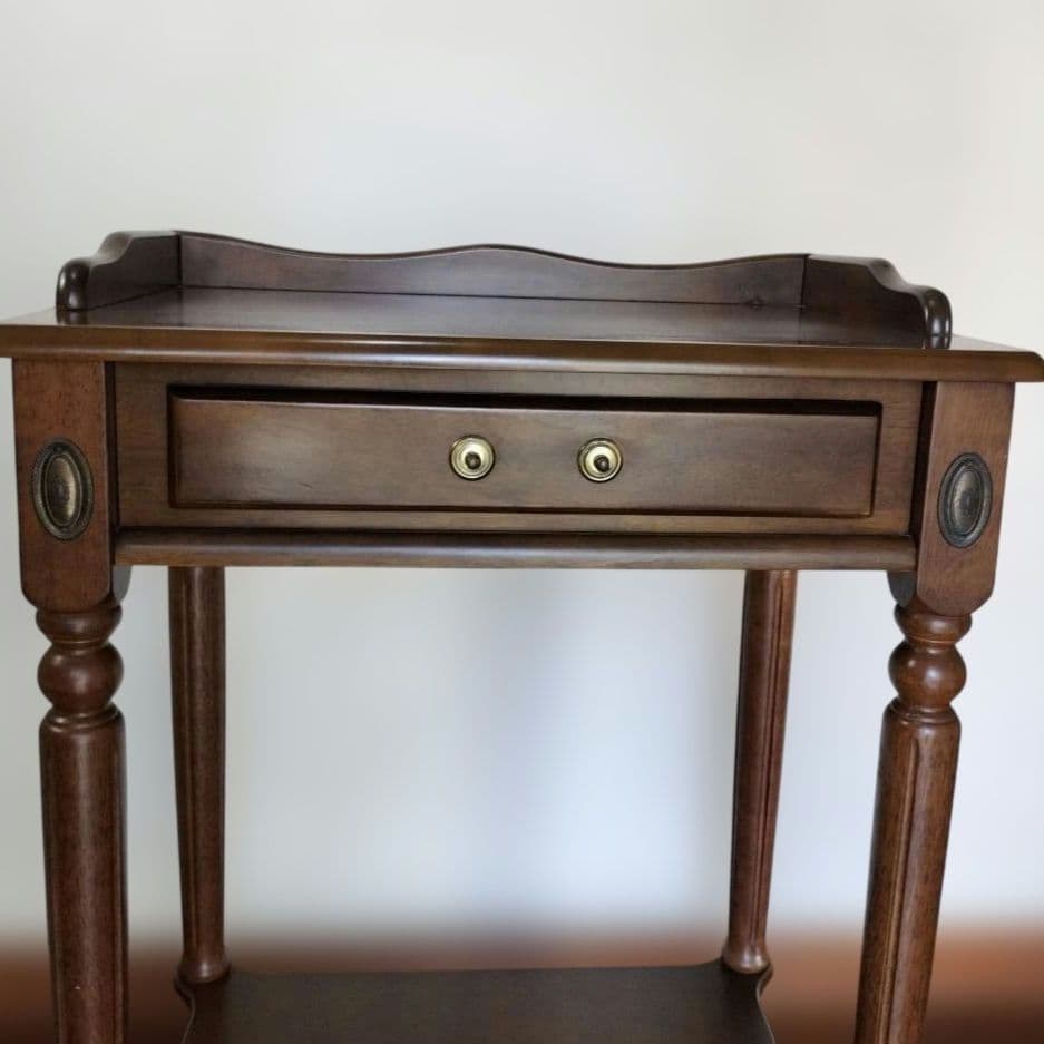 マレーシア製 クラシック 木製サイドテーブル　引き出し付き／アンティーク調