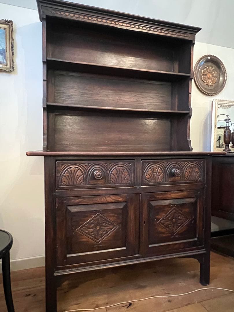英国アンティーク木製彫刻装飾付きキャビネット