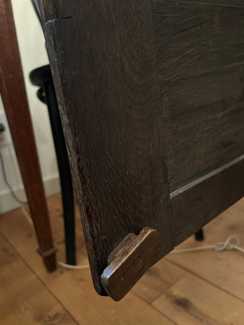 英国アンティーク木製彫刻装飾付きキャビネット