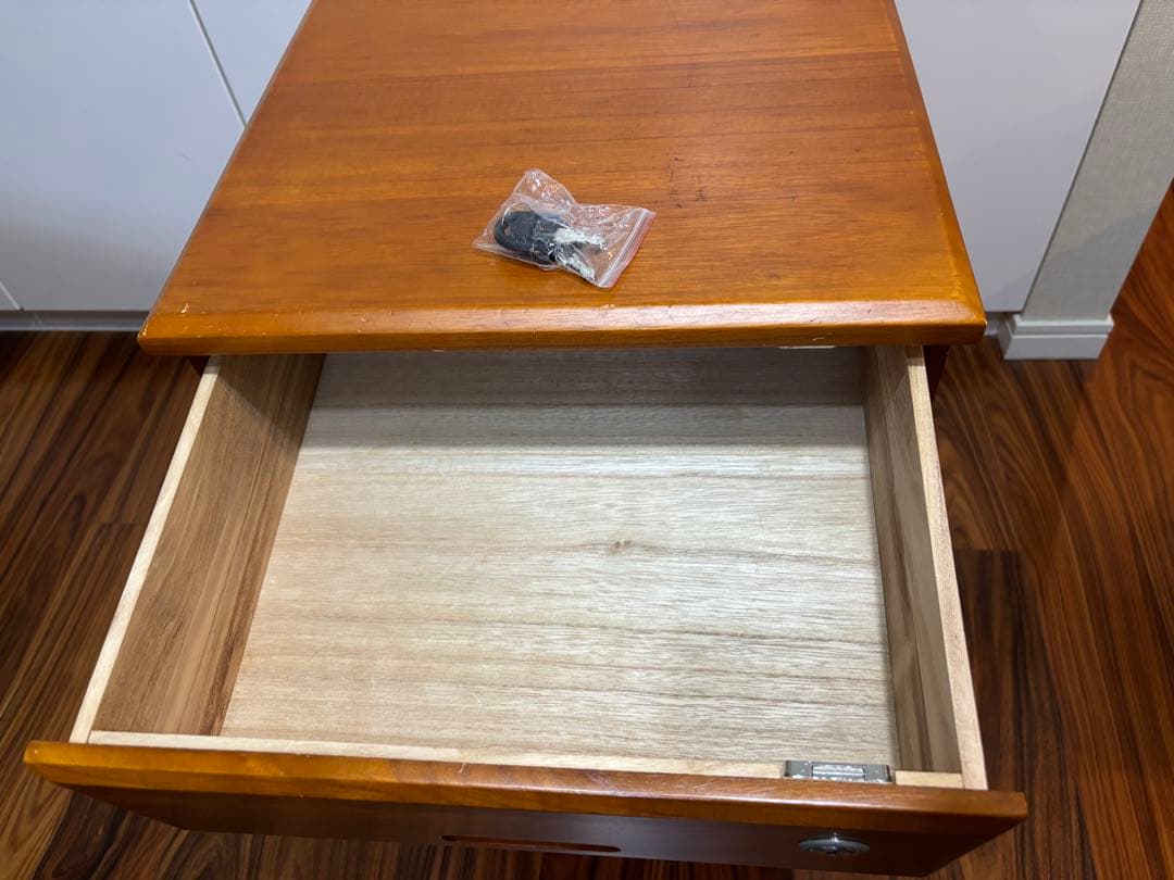 木製 4段袖机 キャスター付き 鍵付きチェスト 幅39cm ラッカー塗装