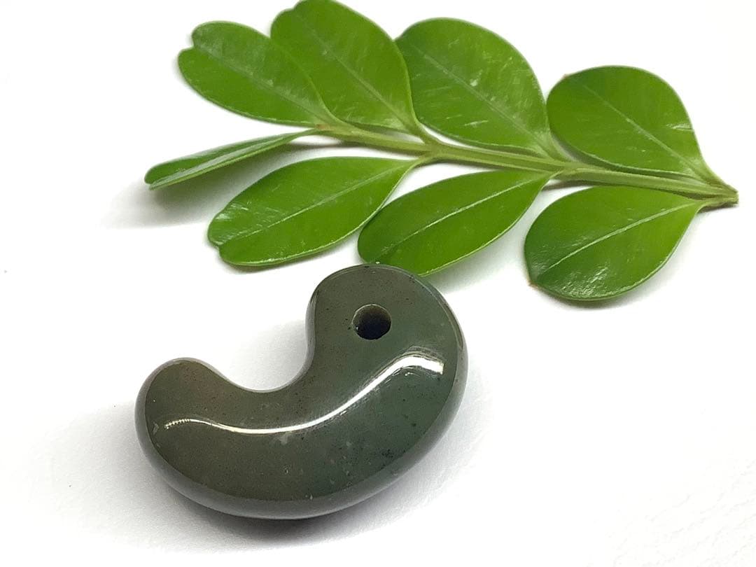 ⭕️幻の勾玉‼️ 佐渡の岩谷五色勾玉　何処にも無い斑点紋様　外部鑑定鑑別書付　極上品