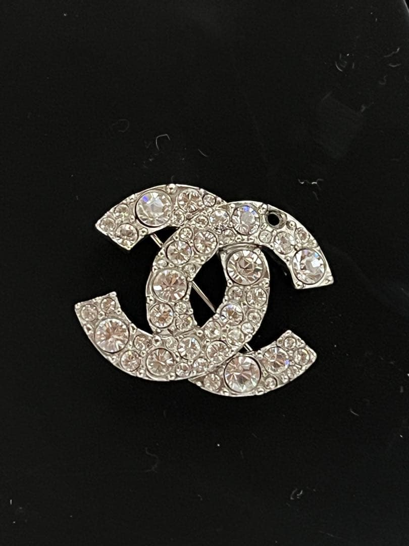 CHANEL ロゴブローチ クリスタル