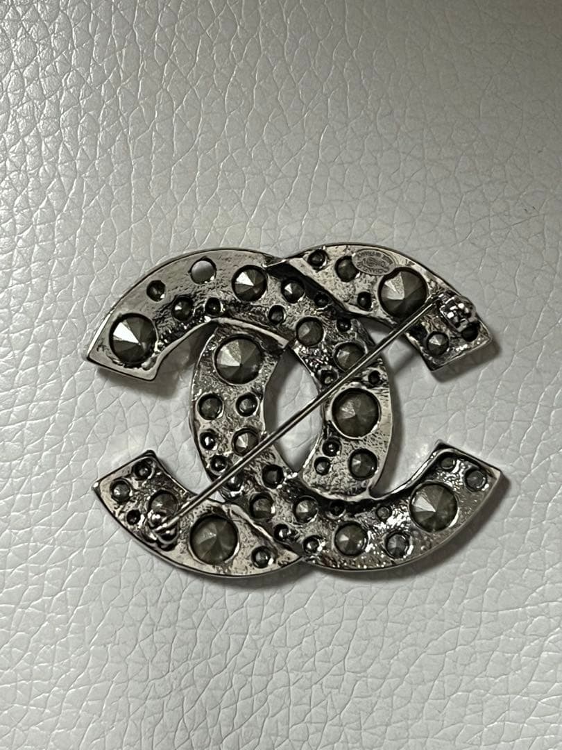 CHANEL ロゴブローチ クリスタル