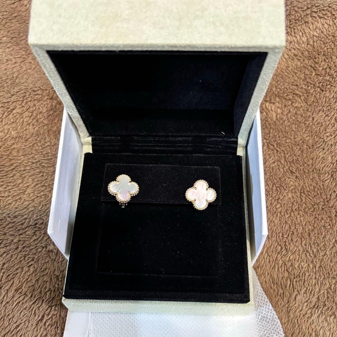 ゴールドトーン 四つ葉のクローバー ピアス