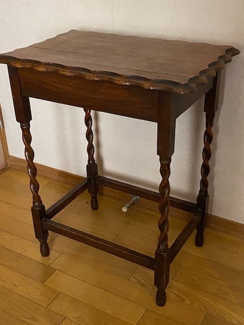 イギリス　アンティーク　ツイストレッグテーブル　オケージョナルテーブル