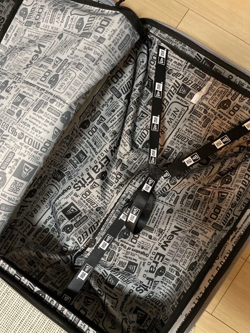 NEW ERAキャリーケース 60-66Lシルバー