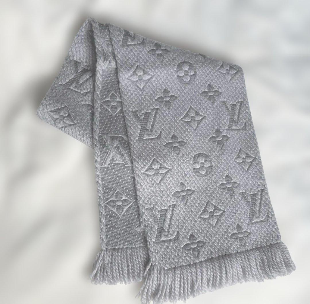 Louis Vuitton グレー マフラー ロゴ入り