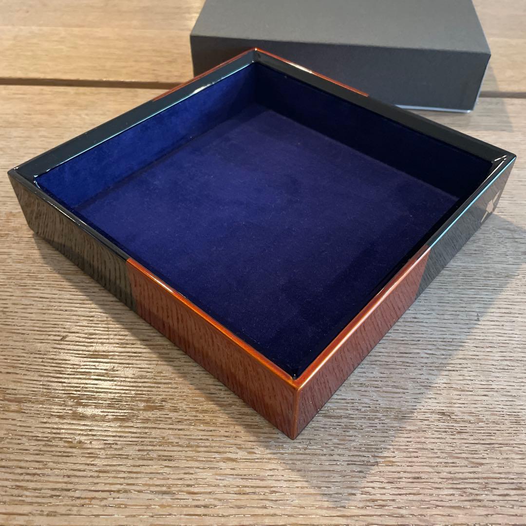 慶応義塾×山田平安堂　漆器 白檀 忘れな盆 藍色ベルベット 正方形