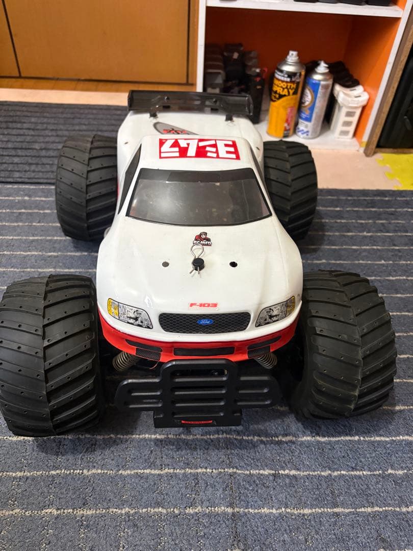 モンスタートラックのRCカーエンジン