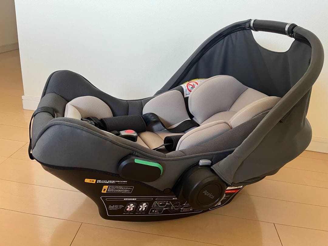 車用チャイルドシート グレーとホワイト