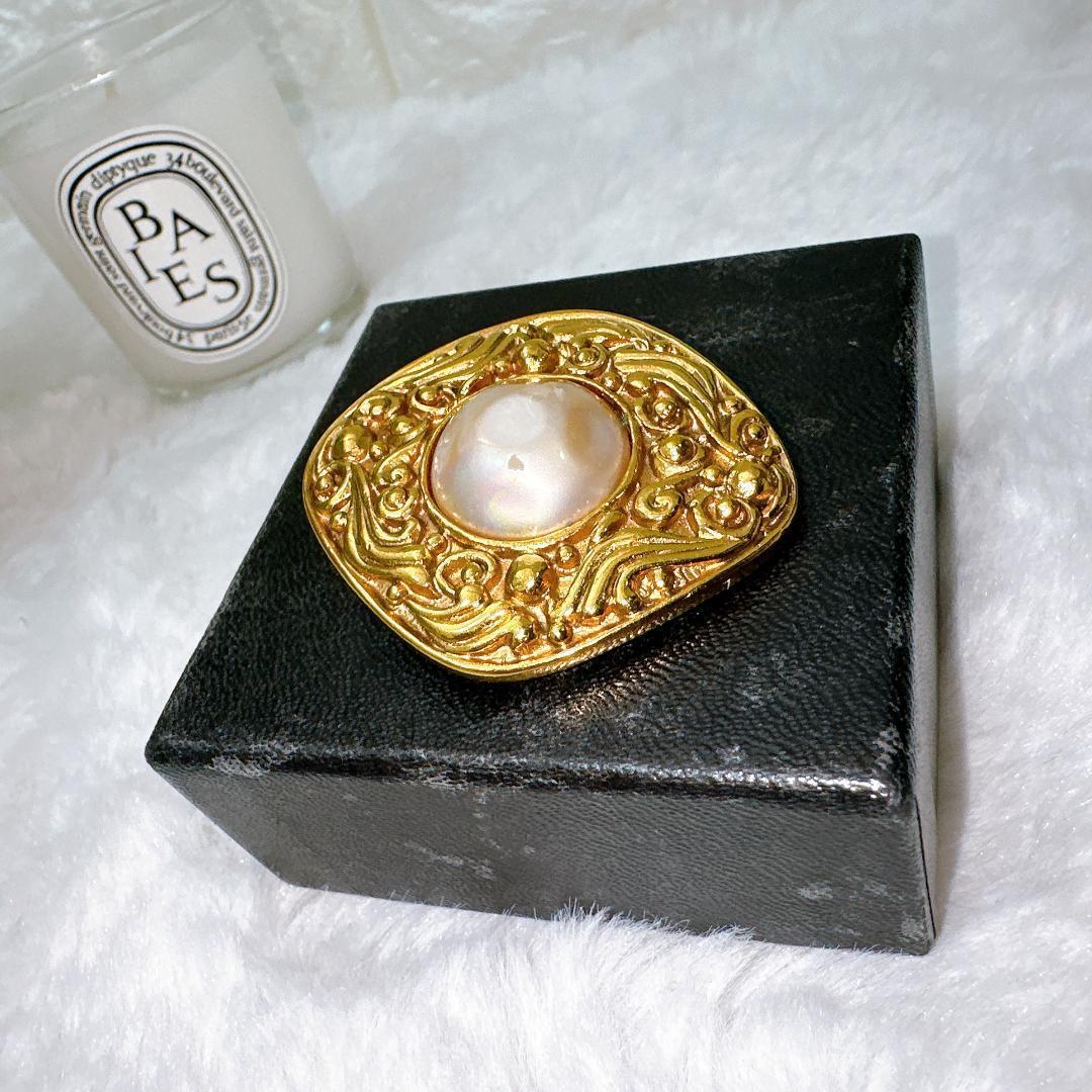 シャネル ブローチ　菱形 大粒　フェイクパール　イミテーションパール　カメリア