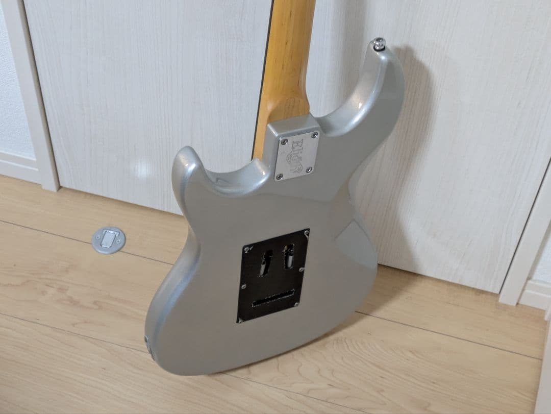 Elioth No.S305 シルバーエレキギター　ソフトケース+付属品付