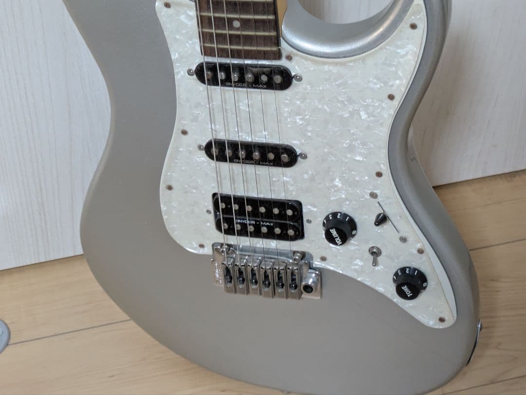 Elioth No.S305 シルバーエレキギター　ソフトケース+付属品付