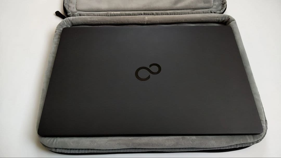 富士通 LIFEBOOK UH90/G2 12世代i7 軽量 697g　モバイル