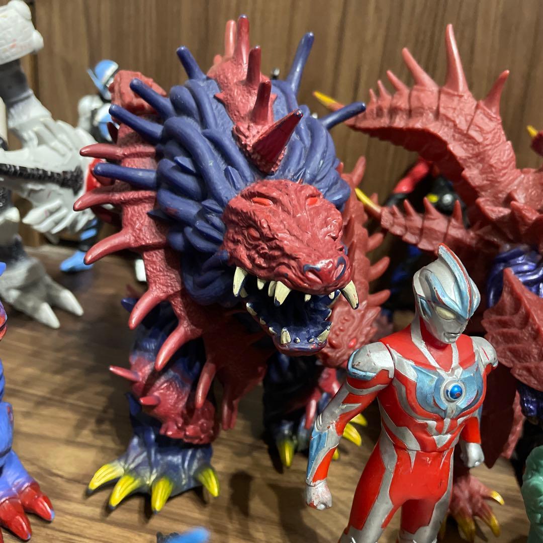 【送料無料】ウルトラマン&怪獣&仮面ライダー16体セット