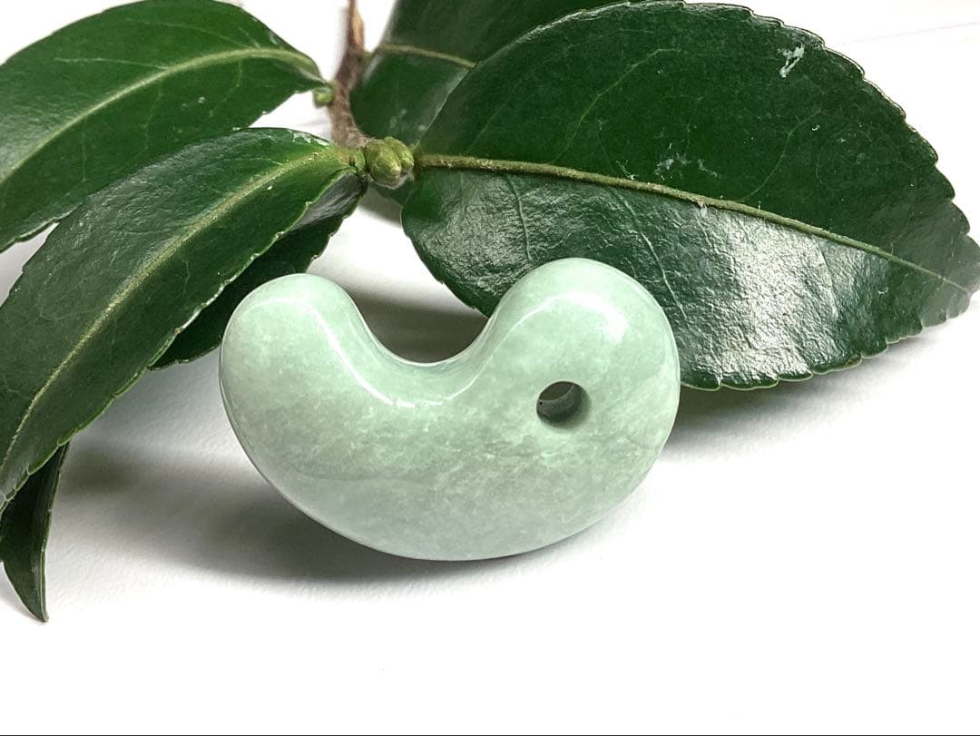 ✳綺麗な肌目の勾玉を‼️ 糸魚川翡翠本物硬玉‼️ お身近の守護石*お守りに　鑑別書付