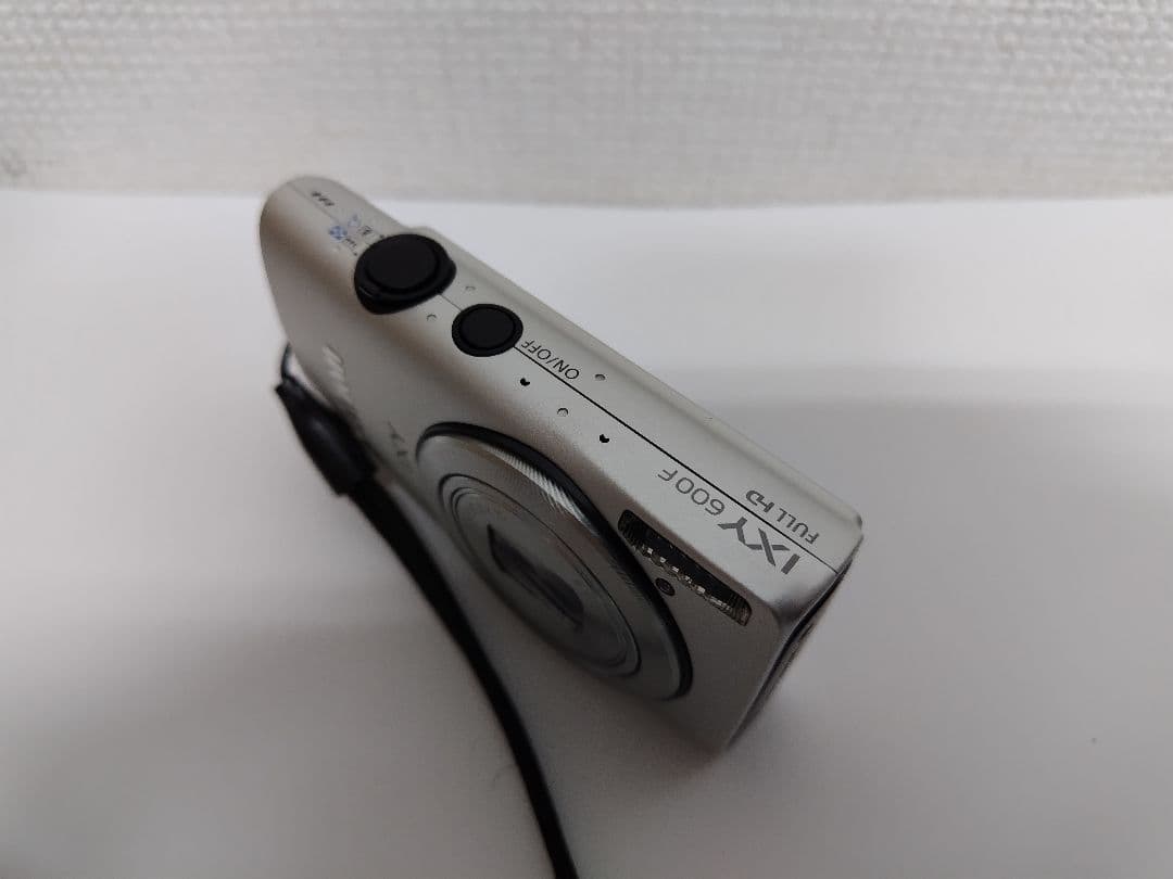 ゆ*な様 Canon IXY 600F シルバー デジタルカメラ 本体と充電器
