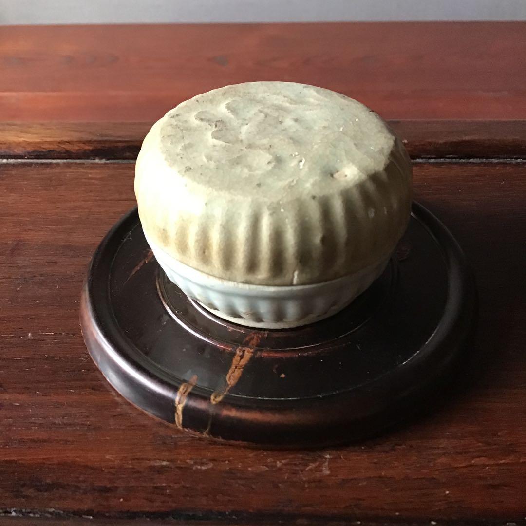 宋　青白磁　陽刻花　香合