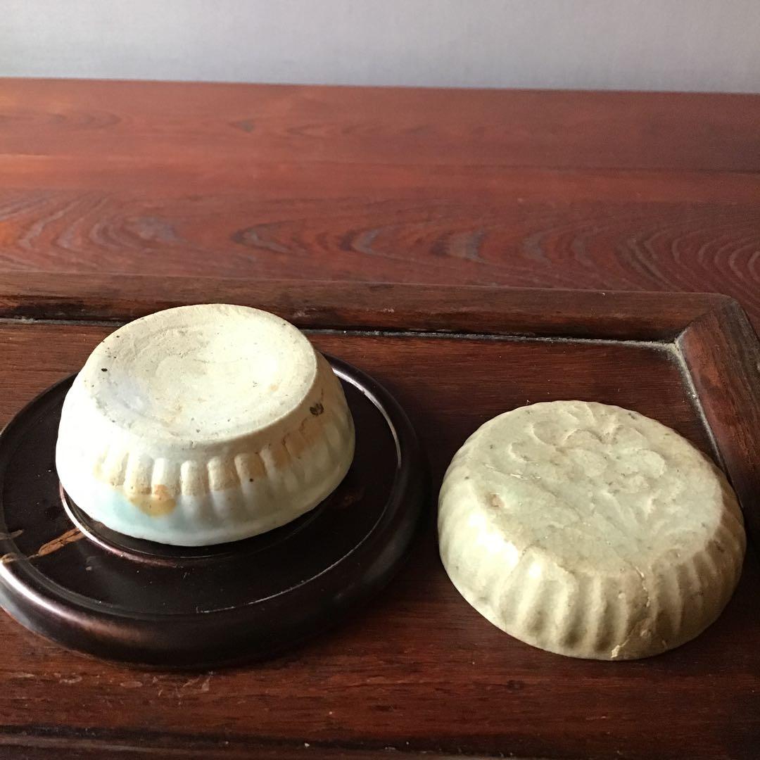 宋　青白磁　陽刻花　香合