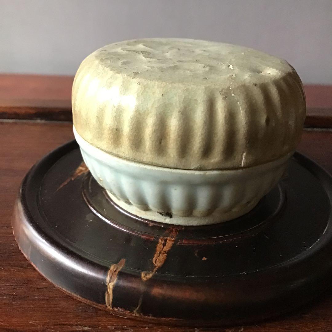 宋　青白磁　陽刻花　香合