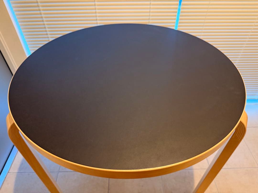 Artek テーブル 90B（d. 75）ブラックリノリウム