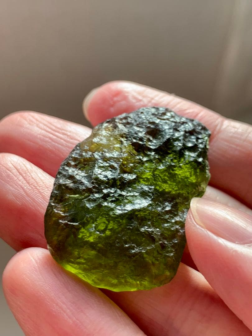 最強パワーストーンモルダバイト　テクタイト　隕石　ヒーリング鉱物標本　リビアン