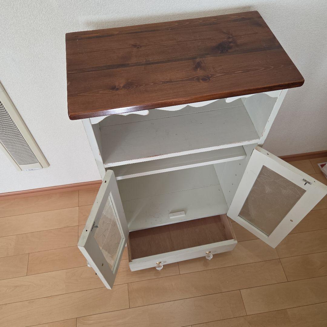 アンティーク風　ホワイト木製キャビネット