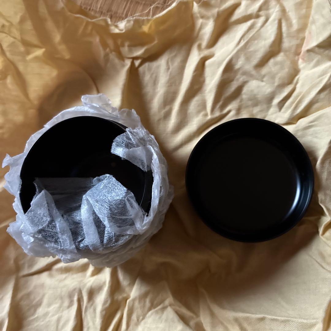 黒地に金色模様の茶碗