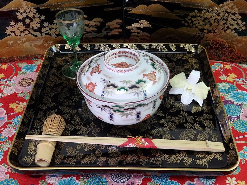 九谷　金襴手　松竹梅の図　大振蓋茶碗　２客　E938AS-CQx