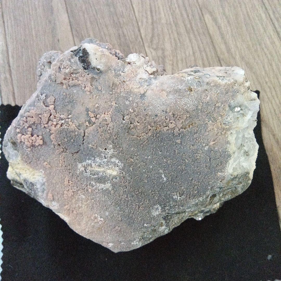 大特価6 【国産】菱マンガン鉱＆磁硫鉄鉱（青森県尾太鉱山）結晶が板状　希少　大型