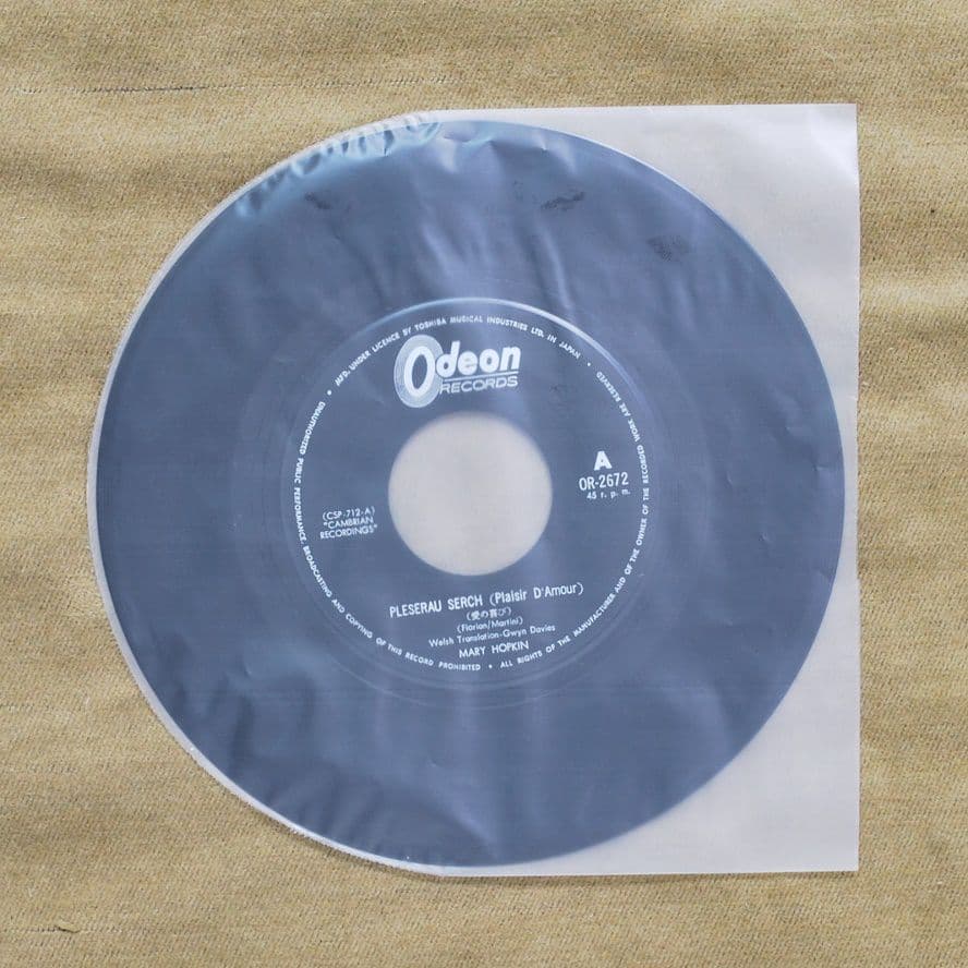 メリー・ホプキンの初来日記念盤レコード「愛の喜び」と生写真7枚と掲載雑誌