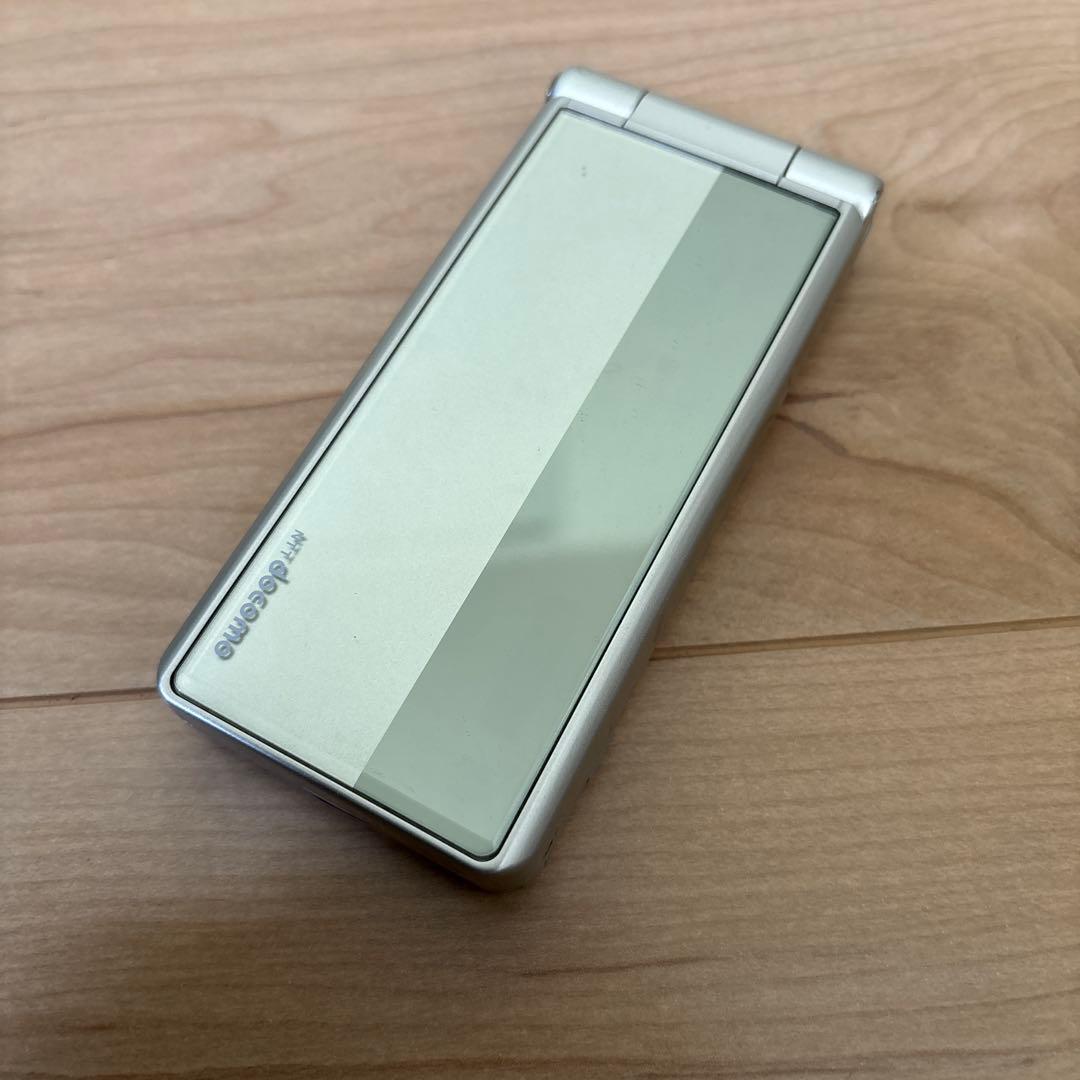 P01E NTT docomo 携帯電話　折りたたみ式