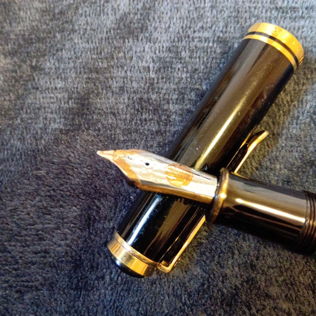 ペリカン　万年筆 緑と黒のストライプ デザイン