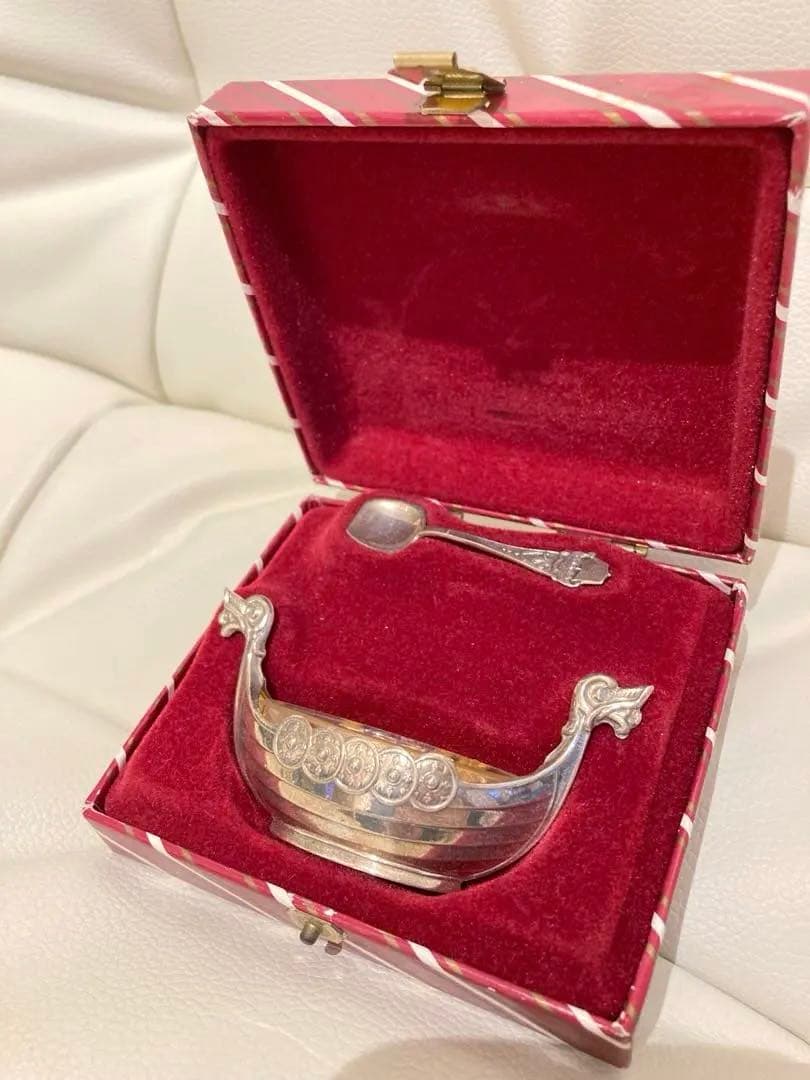 銀製バイキング船型容器とスプーン