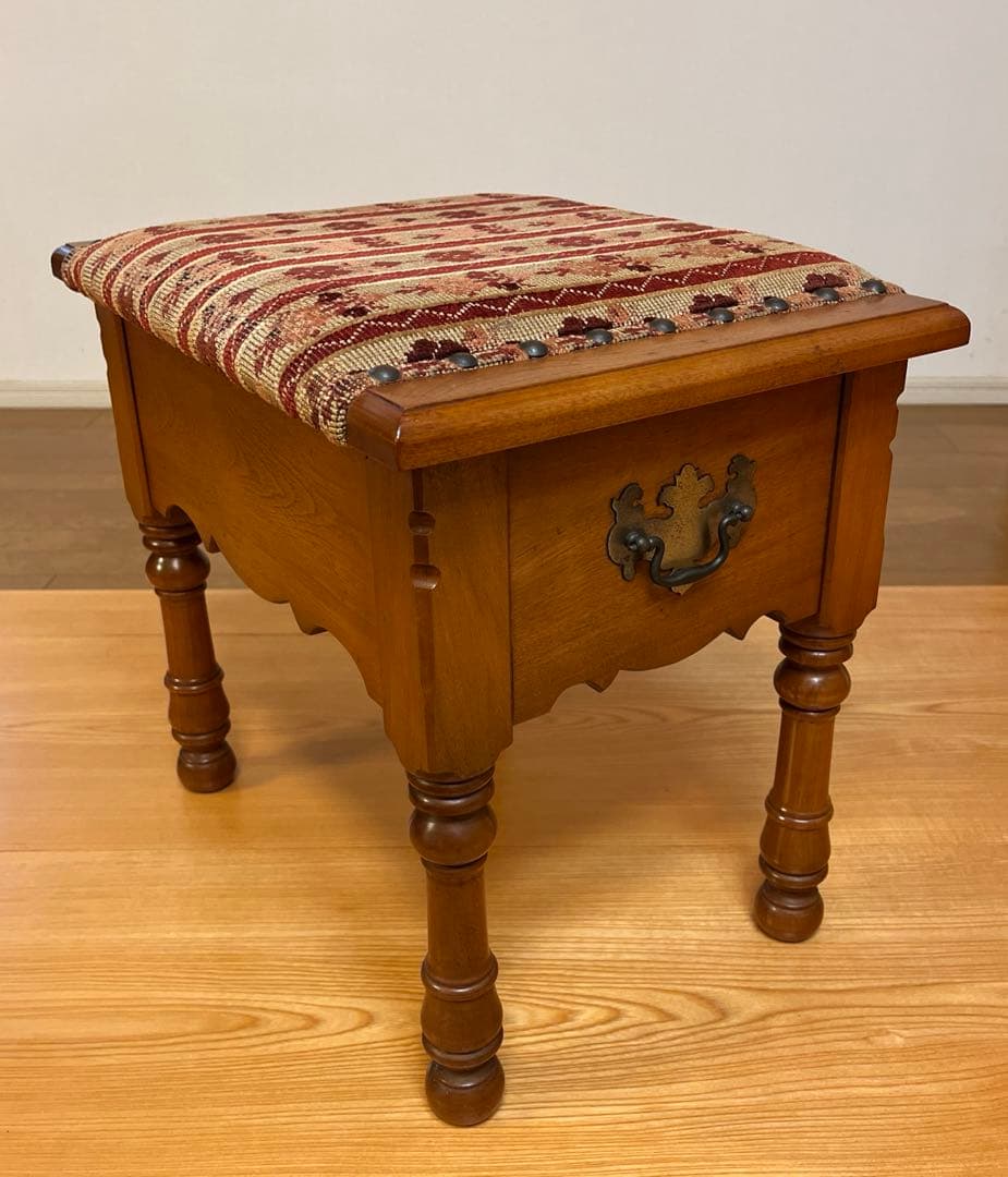 横浜ダニエルドレッサー椅子 収納付きスツール